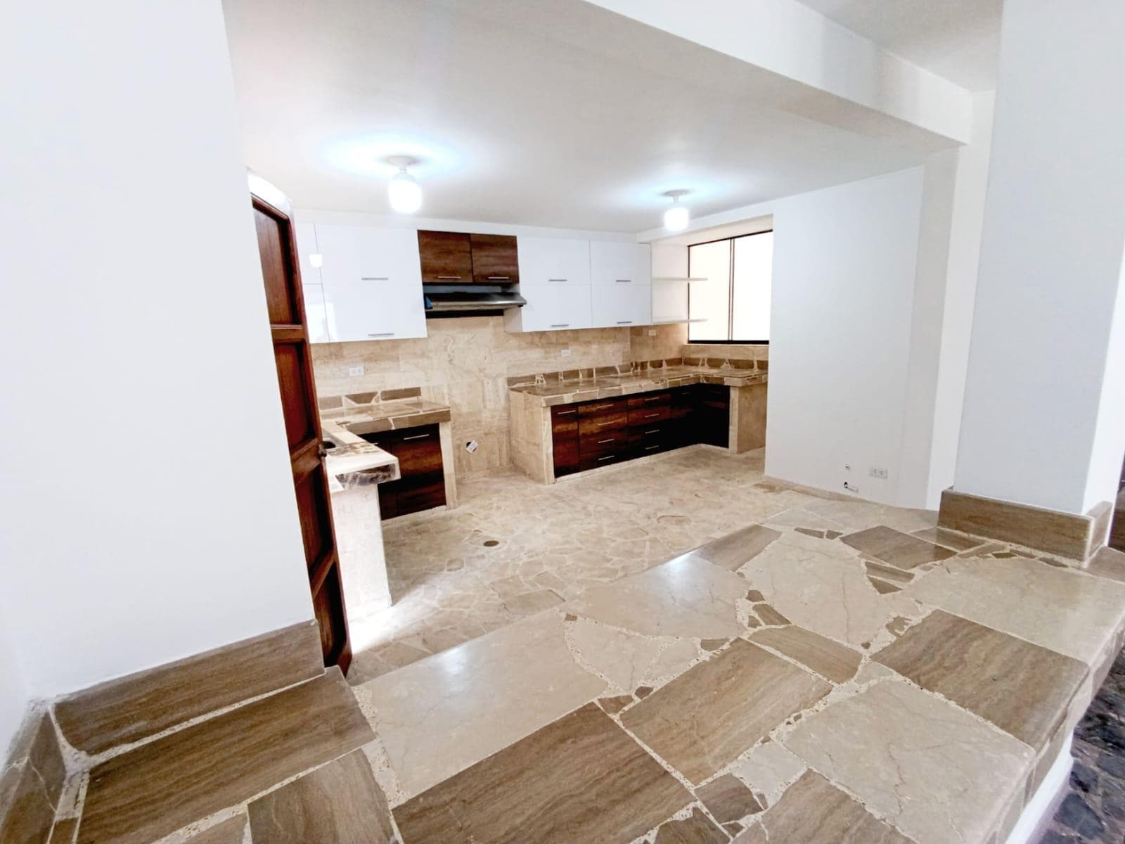 ¡OCASIÓN! Casa Totalmente Remodelada en Chacarilla - 1