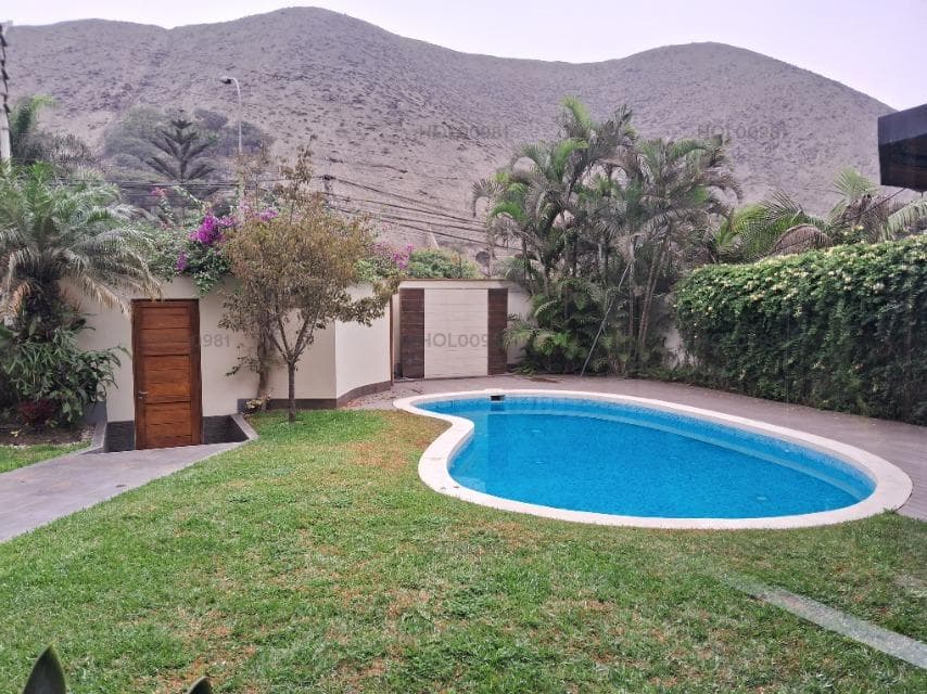 Vendo Bella Casa en Avenida del Parque N 101X, Urb. La Planicie, La Molina - 1