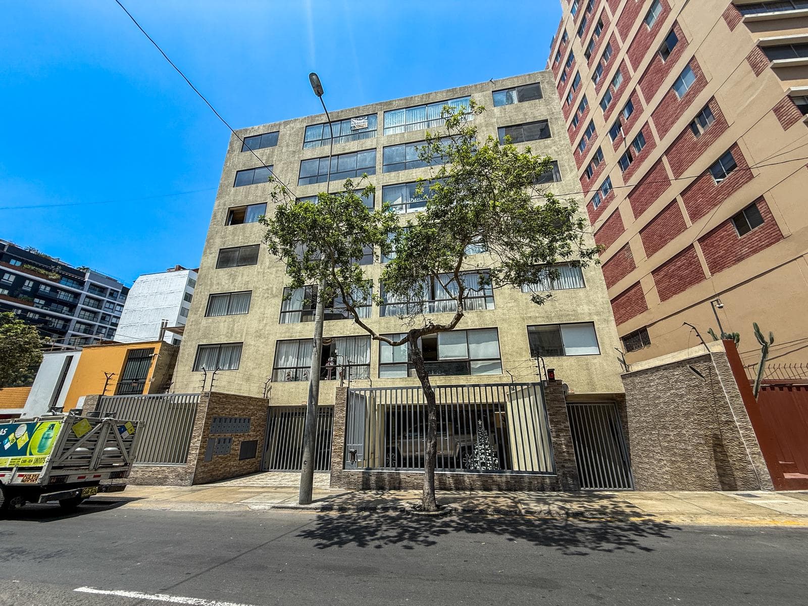 Se Alquila Centrico Dpto En Miraflores Con Vista A La Calle En Primera Cuadra De Colon - 1