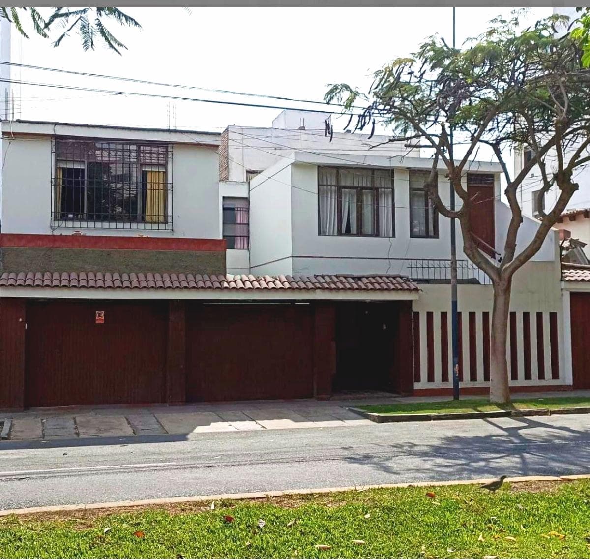 Se Vende Casa 300 m2 en Surco, Frente a Parque, Excelente Inversión - 1