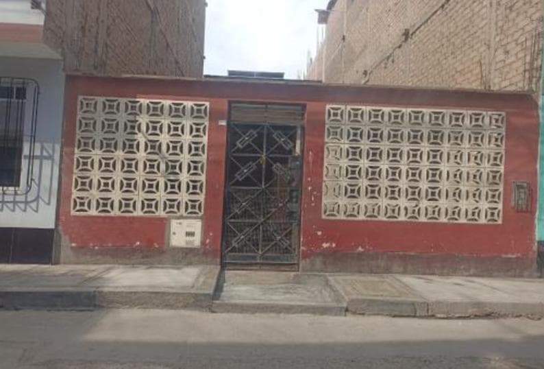 Entidad Financiera Vende Casa en MARISCAL CACERES - San Juan de Lurigancho - 1