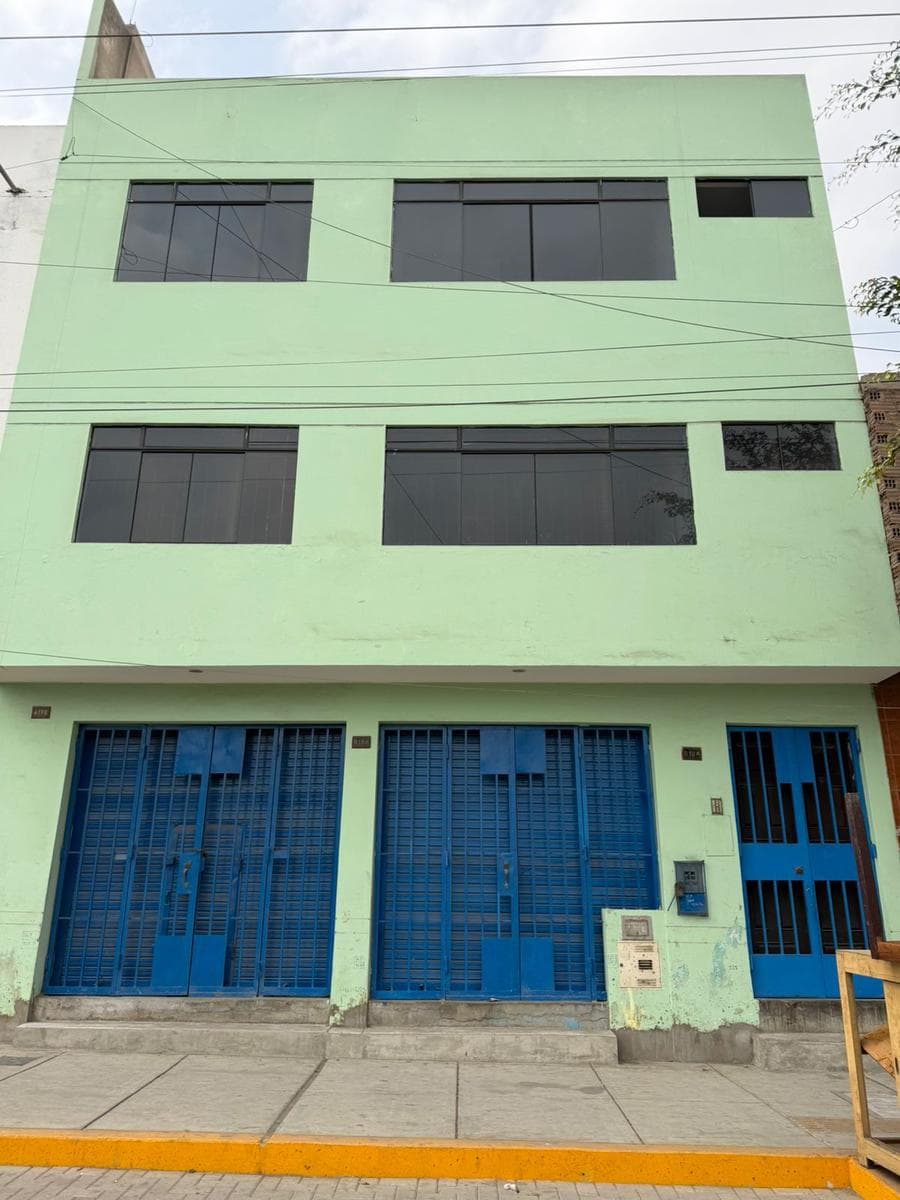 Venta de inmueble con locales comerciales, oficinas y vivienda independiente en Comas - 1