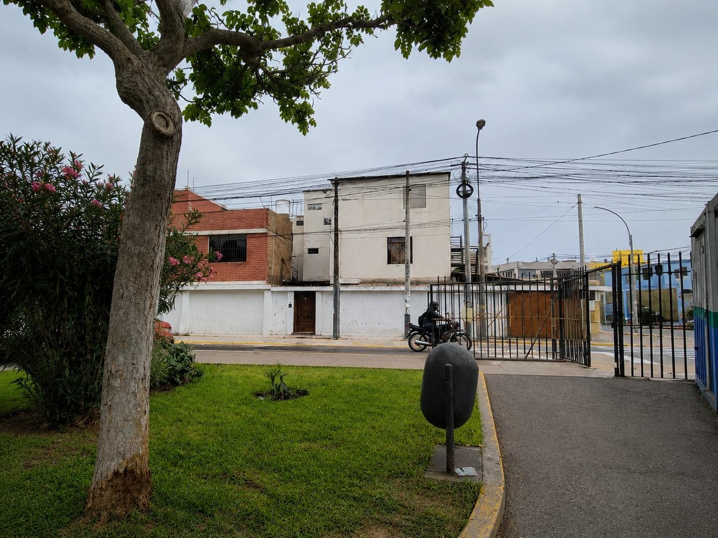 ¡Casa Comercial Con Múltiples Ambientes Y Gran Potencial De Inversión! - 1