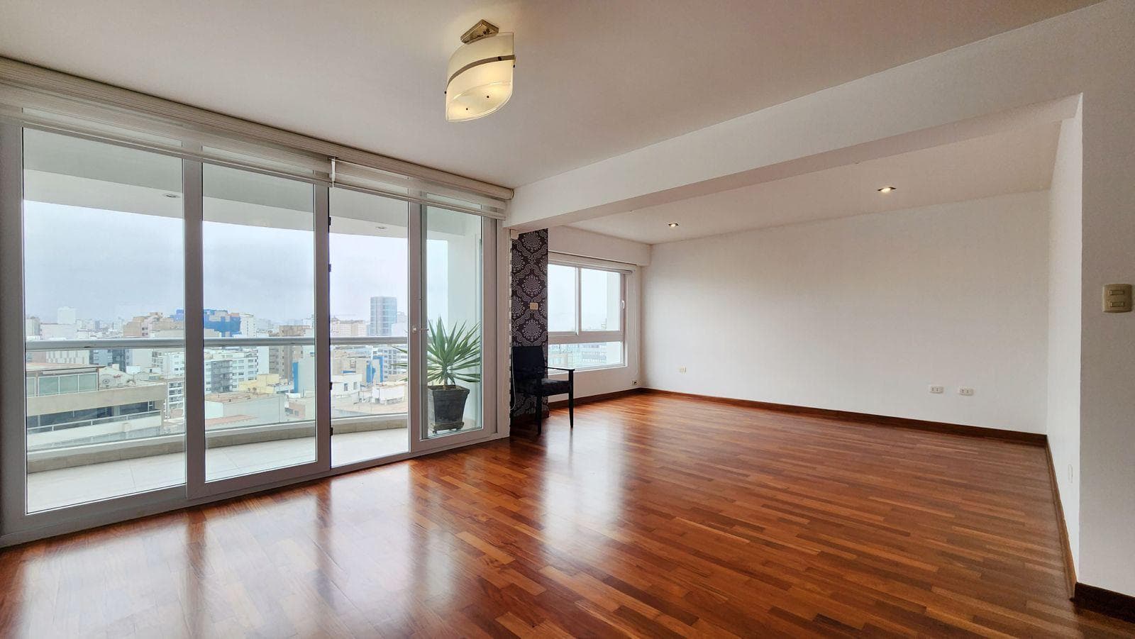 SE VENDE DEPARTAMENTO DE 4HABITACIONES+2 COCHERAS MALECON BALTA MIRAFLORES - 1