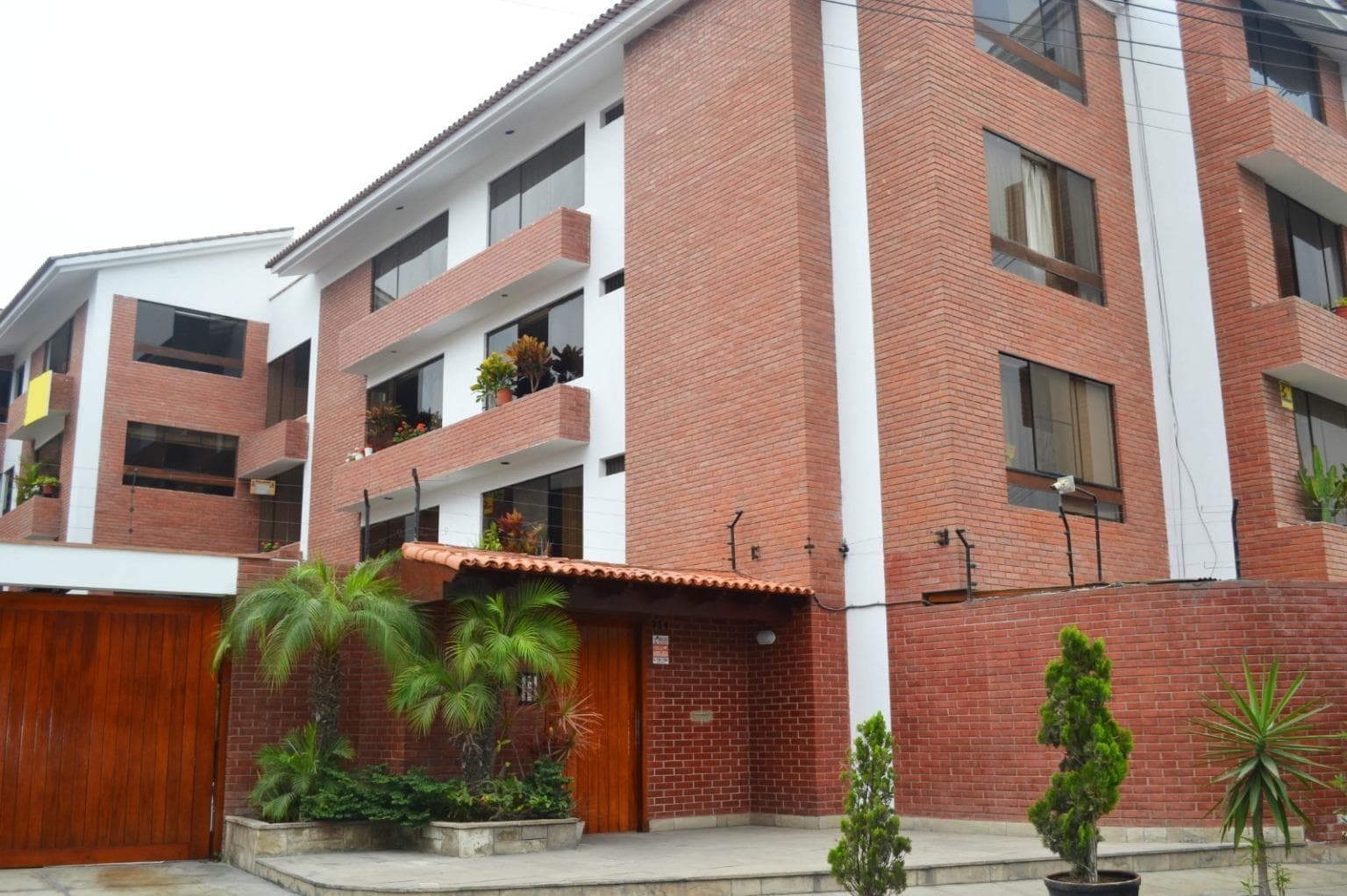 Vendo Amplio Departamento en Santiago de Surco / 2 cocheras depósito - 1