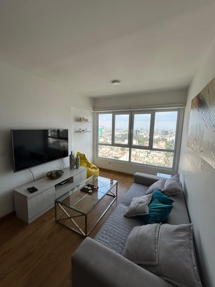 Vendo departamento con gran vista en el piso 14 en Surquillo - 1