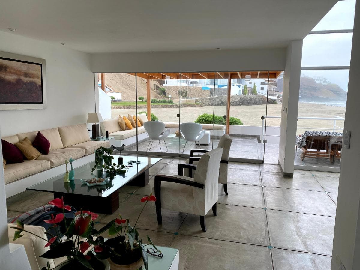 VENTA o ALQUILER DE LINDA Y MODERNA CASA EN MALECON DE PLAYA MISTERIO - 2