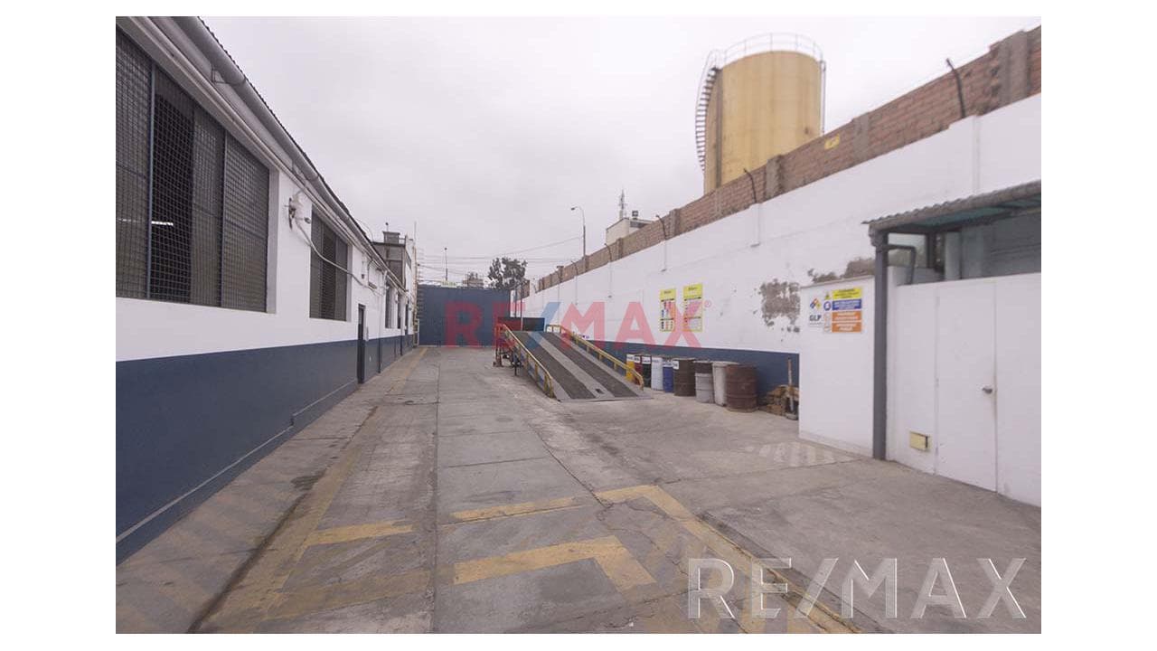 Local Comercial Av. Venezuela - 2