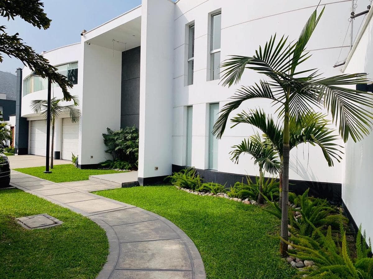 La Planicie - Espectacular casa con sotano, GYM en Venta - 2