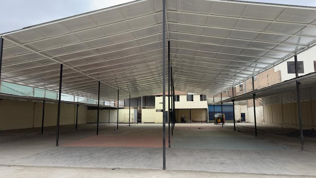 SE ALQUILA Gran Local Comercial en avenida principal 2500 m2 LOS OLIVOS - 1